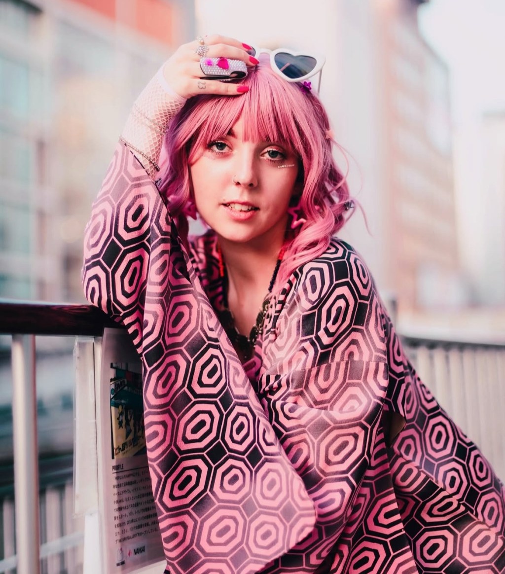 SINGLE REVIEW: NEONshe – It&nbsp;Girl